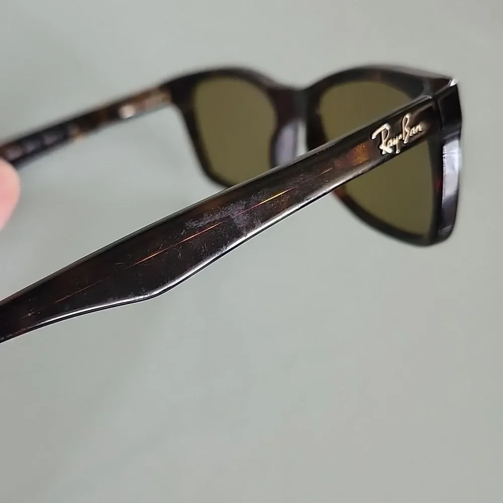 Ray-Ban tortoiseshell glasses